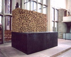Altar-Umbau, Kassel St. Martin 1997, geschichtete Erde und Stahl